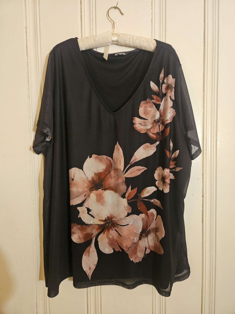 BloomChic Black V-Neck Short Sleeve Top with Peach Floral Print